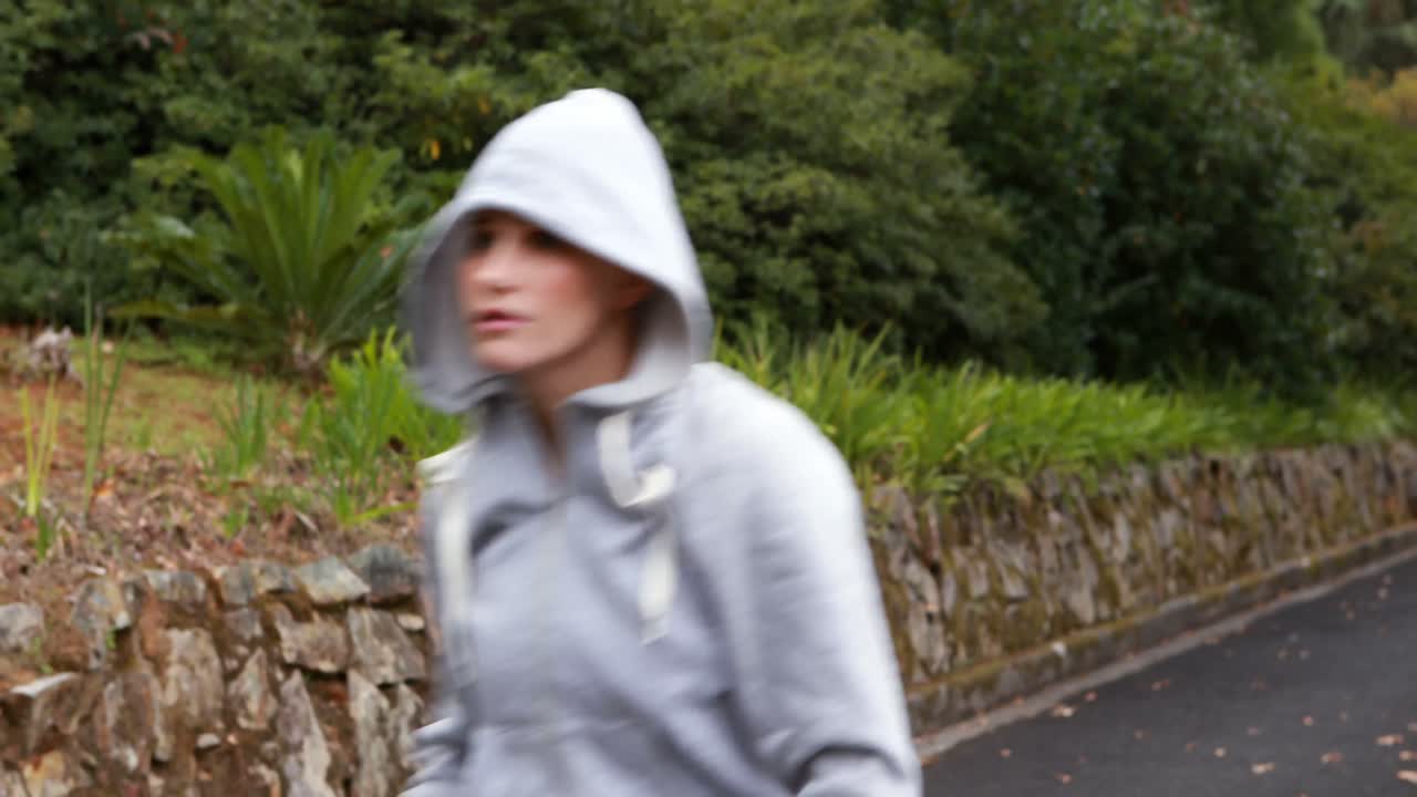 아름다운 여성이 손목시계에서 시간을 확인하고 있습니다.