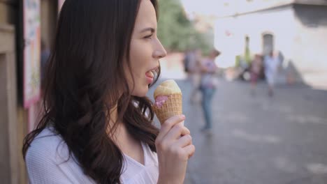 hermosa mujer morena comiendo delicioso y dulce helado