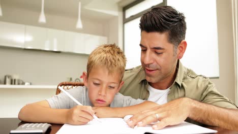 padre ayudando a su hijo con su tarea
