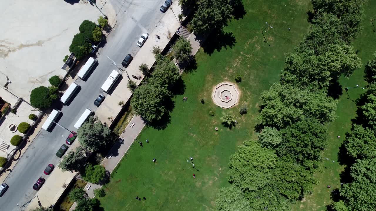fuente hexagonal seca en medio del parque ras el ein en líbano - toma aérea