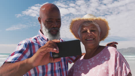 Älteres-Paar-Mit-Gemischter-Abstammung-Macht-Ein-Selfie-Mit-Einem-Smartphone-Am-Strand