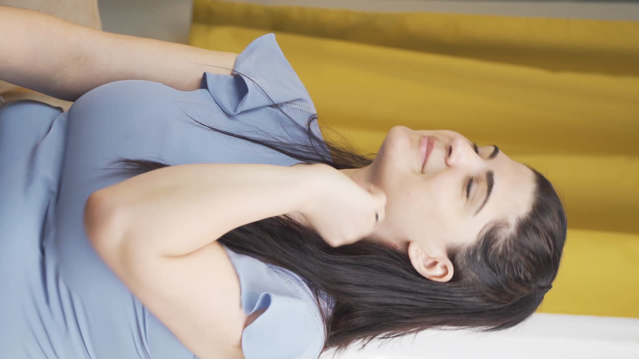 행복하고 평화로운 여성의 수직 비디오.