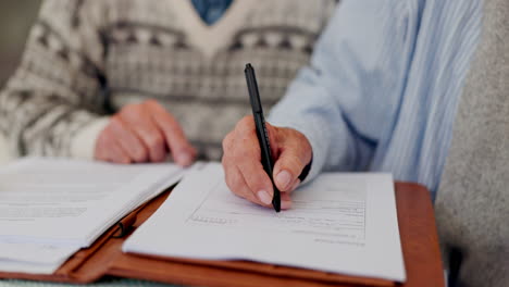 manos, pareja y firmar contrato en papel