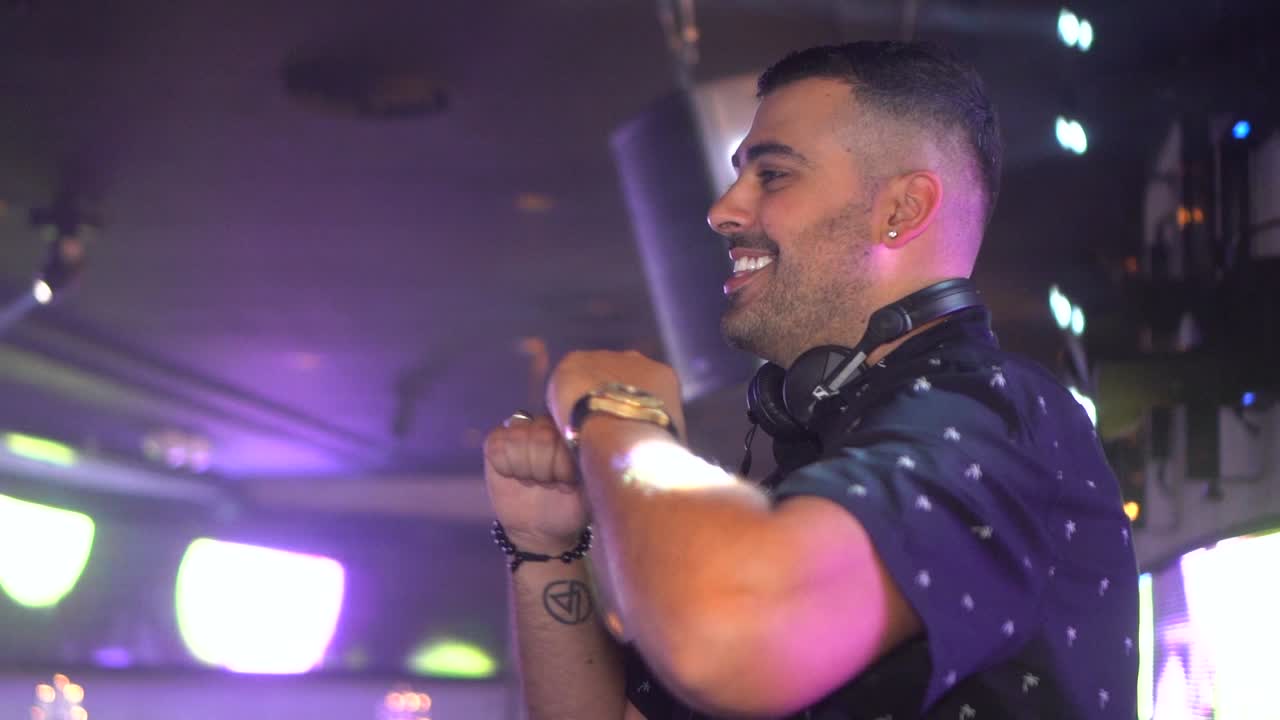 dj tocando en una boda