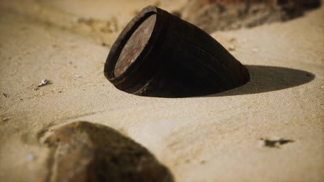 viejo barril de madera en la playa