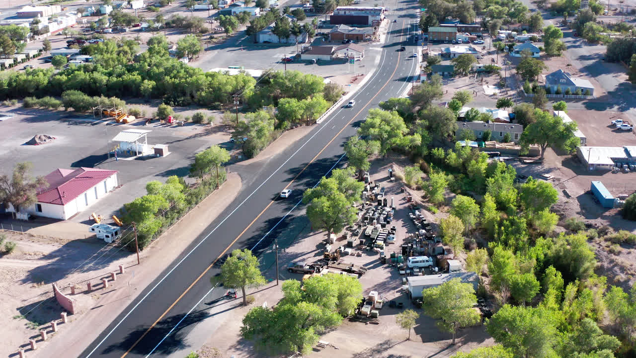 vista superior de un almacén callejero, depósito de chatarra en una pequeña ciudad fronteriza