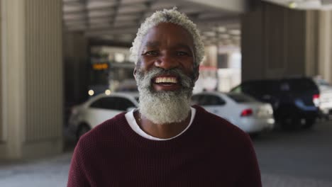 Porträt-Eines-Afroamerikanischen-älteren-Mannes,-Der-Auf-Dem-Parkplatz-Lächelt