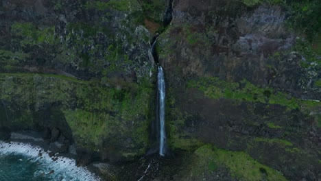 Vista-Aérea-De-La-Cascada-Del-Velo-De-La-Novia-Y-La-Vegetación-En-Madeira