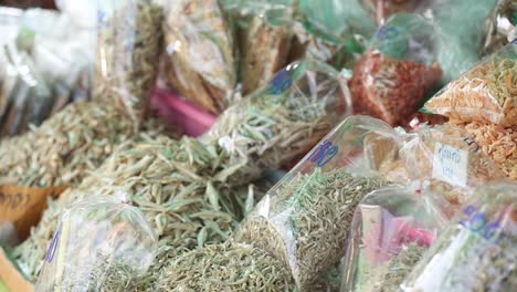 diferentes tipos de mariscos secos envasados en bolsas de plástico, que se exhiben en la tienda local de mariscos
