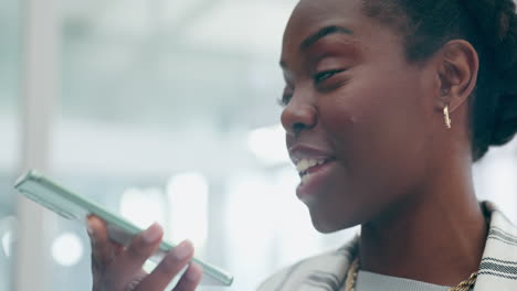 Mujer-Negra,-Teléfono-Y-Hablando-Por-Nota-De-Voz