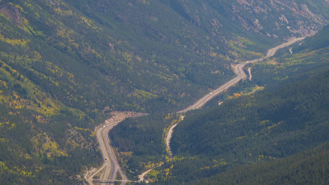 autopista i-70 corriendo a través de un paso de montaña de colorado en un día sin nubes, cerca
