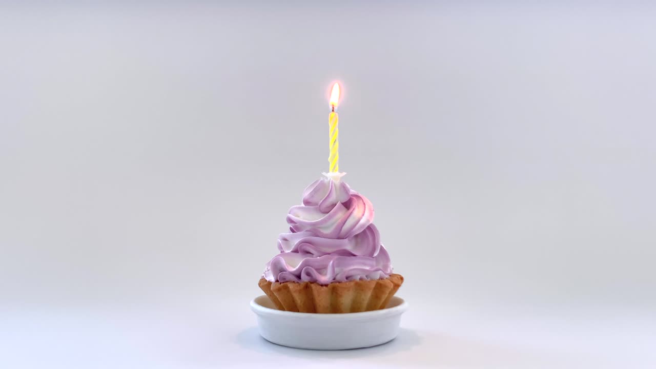연분홍색 배경의 촛불 파티 케이크. 생일 파티 컨셉