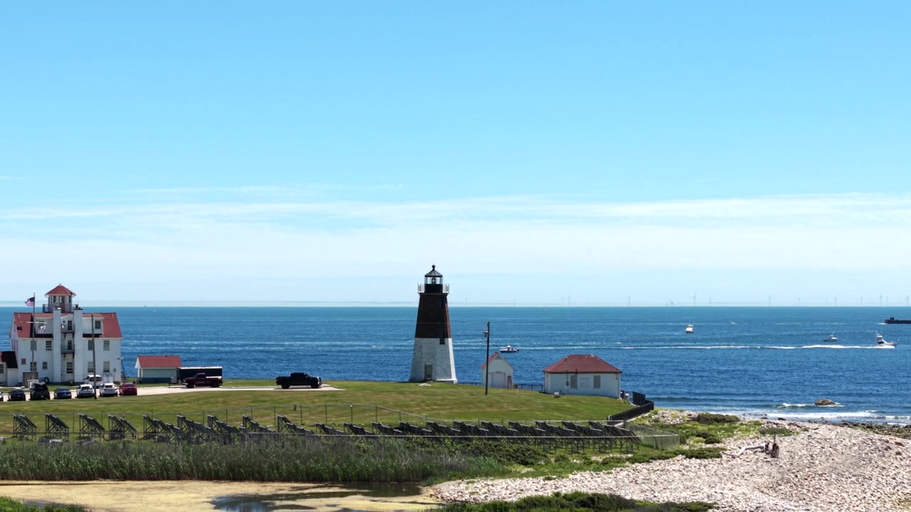 Faro di Point Judith con stazione della Guardia Costiera degli Stati Uniti a Narragansett, Rhode Island, Stati Uniti. Ripresa aerea laterale.