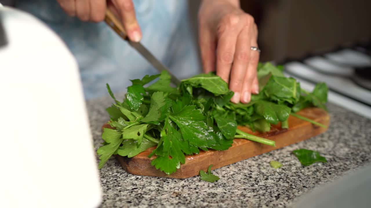 cortar verduras de hoja fresca preparadas para hacer jugo verde