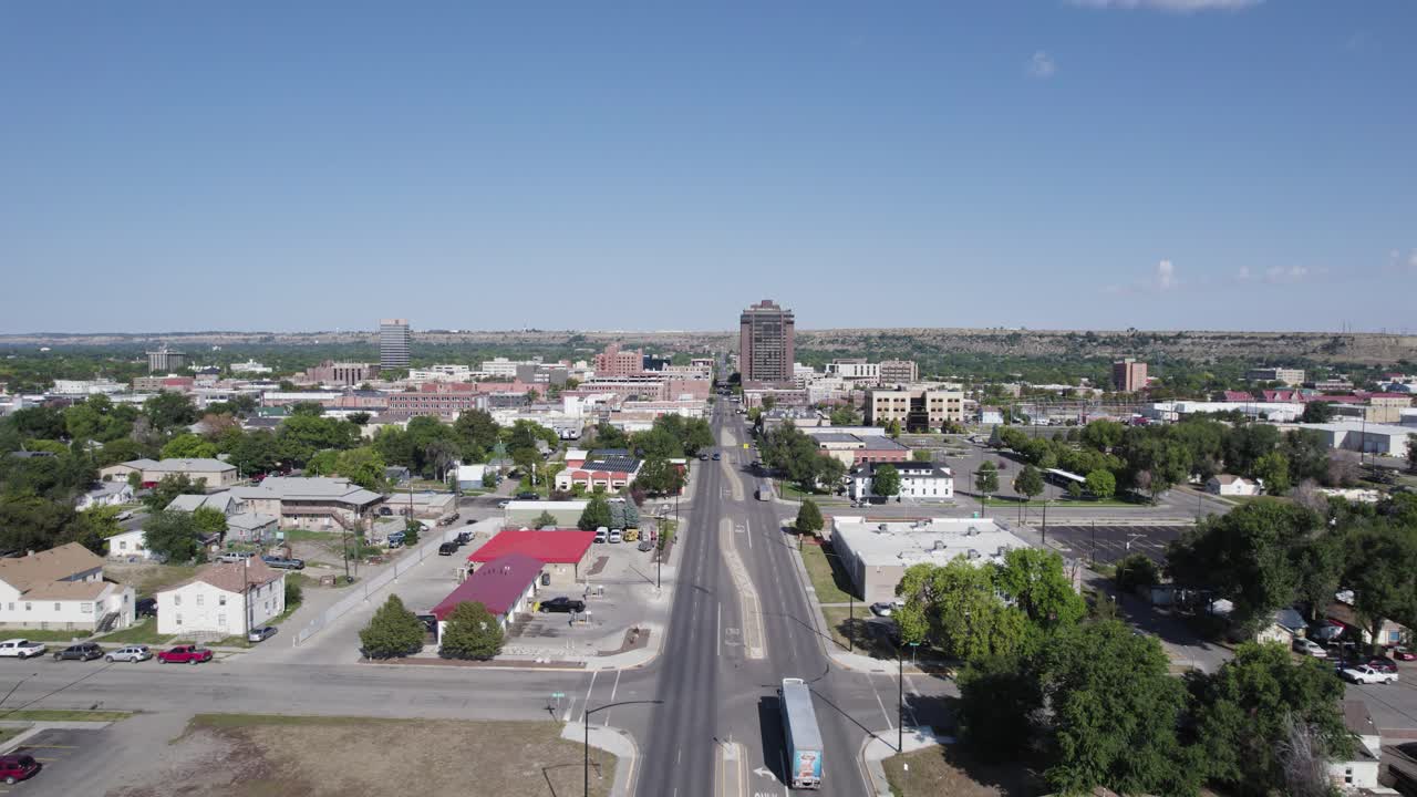 calles urbanas del centro de billings, montana - paisaje aéreo con cielo azul
