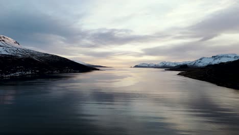 Drohnenaufnahmen-Von-Einem-Der-Fjorde-Ostislands