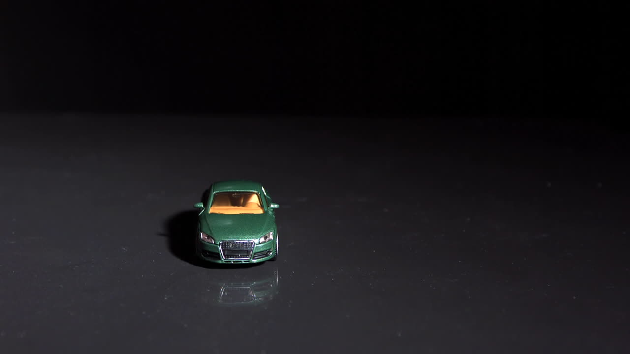 빨간 장난감 차가 다른 차에 부히고