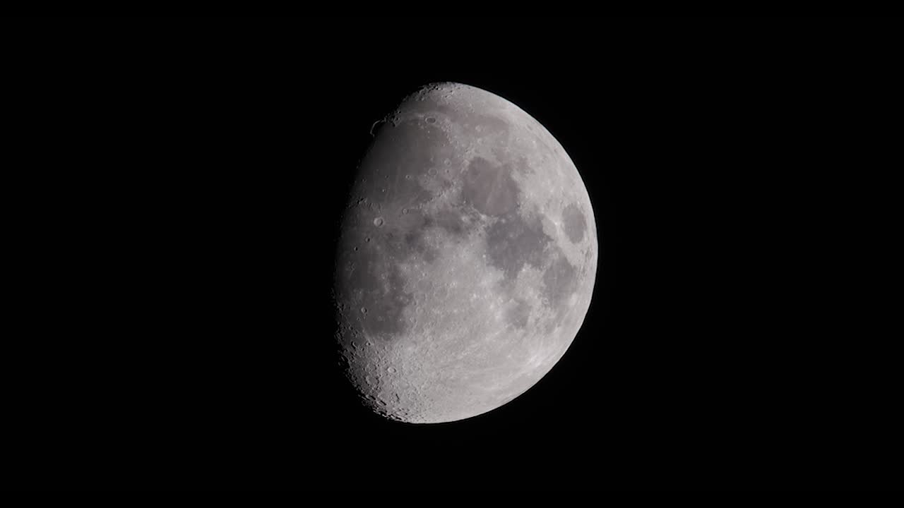 Close-up da Lua Gibosa Crescente no Céu Noturno Escuro HD.