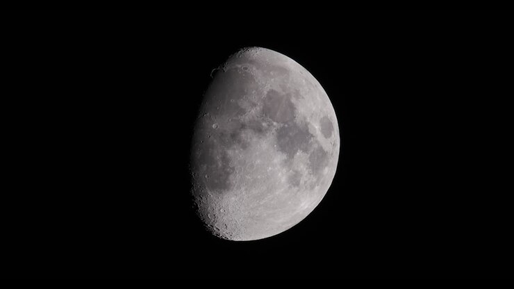 Close-up da Lua Gibosa Crescente no Céu Noturno Escuro HD.