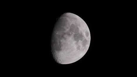 Cerrar-La-Luna-Gibosa-Creciente-Tres-Cuartos-En-El-Cielo-Nocturno-Negro-Hd