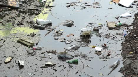 塑料瓶漂浮在水面上