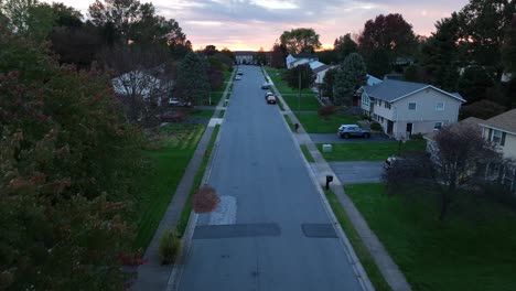 Malerisches-Viertel-Während-Des-Herbstsonnenuntergangs