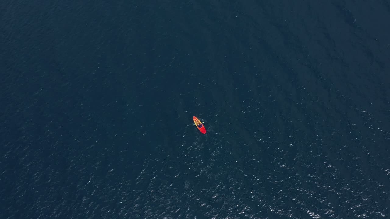 hombre en kayak en medio del océano en la isla de san pablo filipinas toma aérea