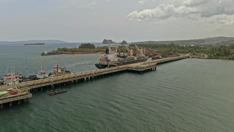 en vista de los cargueros y barcazas que se cargan con mineral rico en níquel en un sitio minero de sumimoto en taganito, filipinas