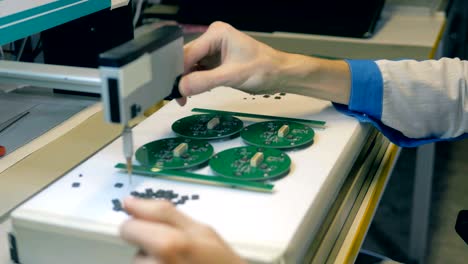 los microesquemas redondos se están montando manualmente
