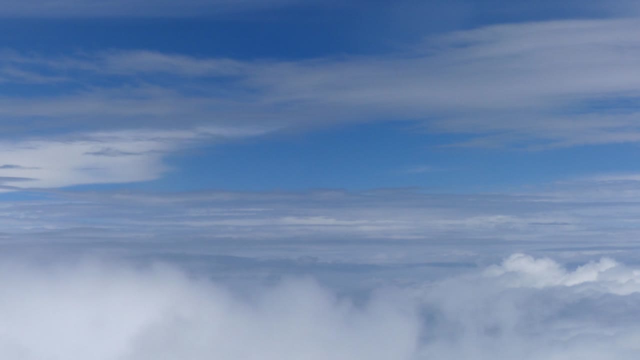 nubes cielo visto desde las ventanas de un avión. volando por encima de las nubes, volando en el aire.