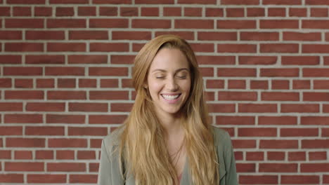 retrato alegre feliz de una hermosa mujer caucásica sonriendo feliz sintiéndose exitosa