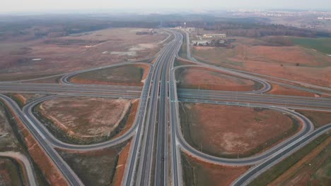 incline hacia arriba la vista de drones de la intersección de carreteras masivas en polonia