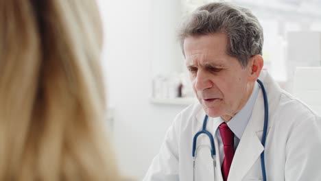 vista de mano del médico hablando con los pacientes