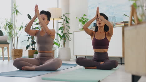 dos mujeres meditando en casa
