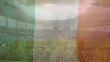 Animación-De-La-Bandera-De-Italia-Sobre-Diversos-Jugadores-De-Rugby-En-El-Estadio.