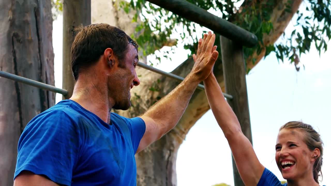 pareja feliz dando un alto cinco el uno al otro