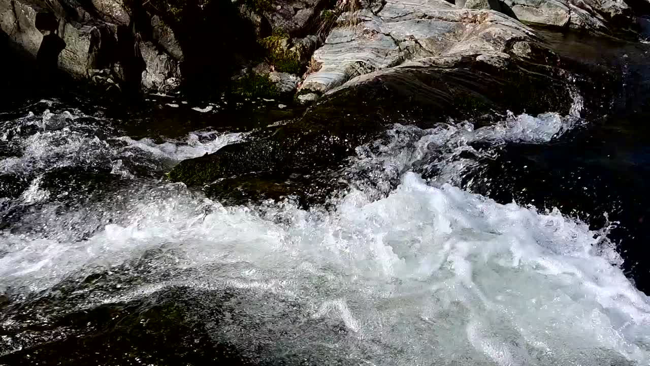 산속의 빠른 흐름 영상