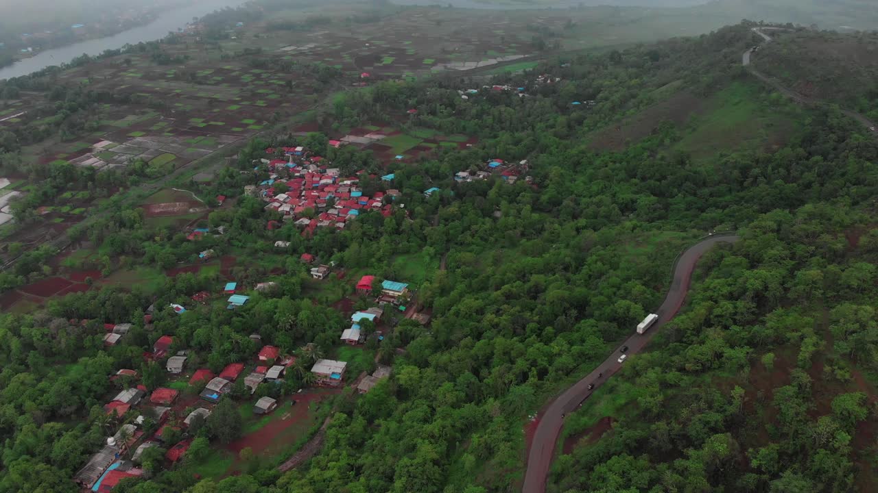 Vej og byen Chiplun under en kommende storm i regnvejr, Sindhudurg, Indien.