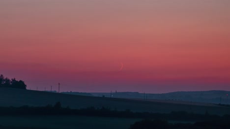 Halbmond-Set-Zeitraffer-Mit-Orangefarbenem-Himmel-Und-Kurzem-Feuerwerk-Am-Horizont,-Das-Dem-Mond-Folgt