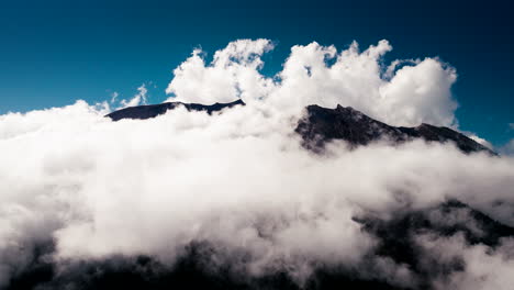 Impresionante-Vista-De-Nubes-Blancas-Que-Cubren-La-Cima-Del-Monte-Agung-Con-Cielo-Azul-En-El-Fondo,-Bali-En-Indonesia