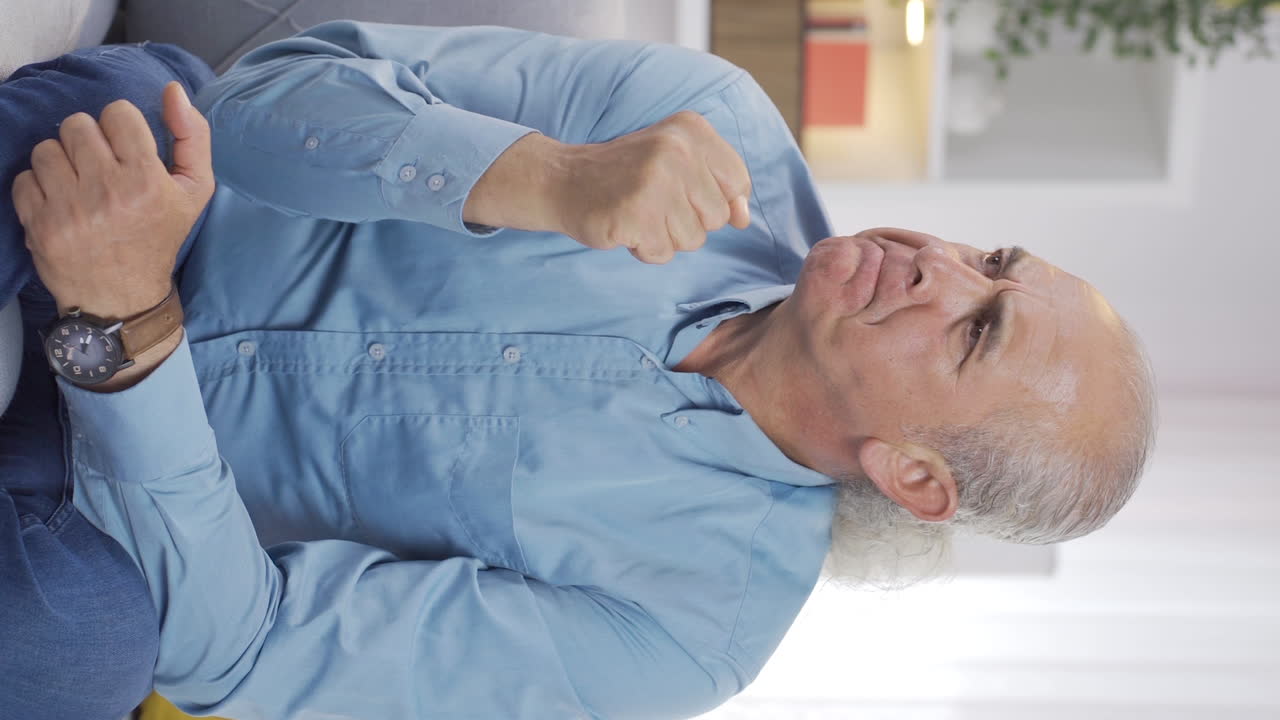 video vertical de un anciano enojado.