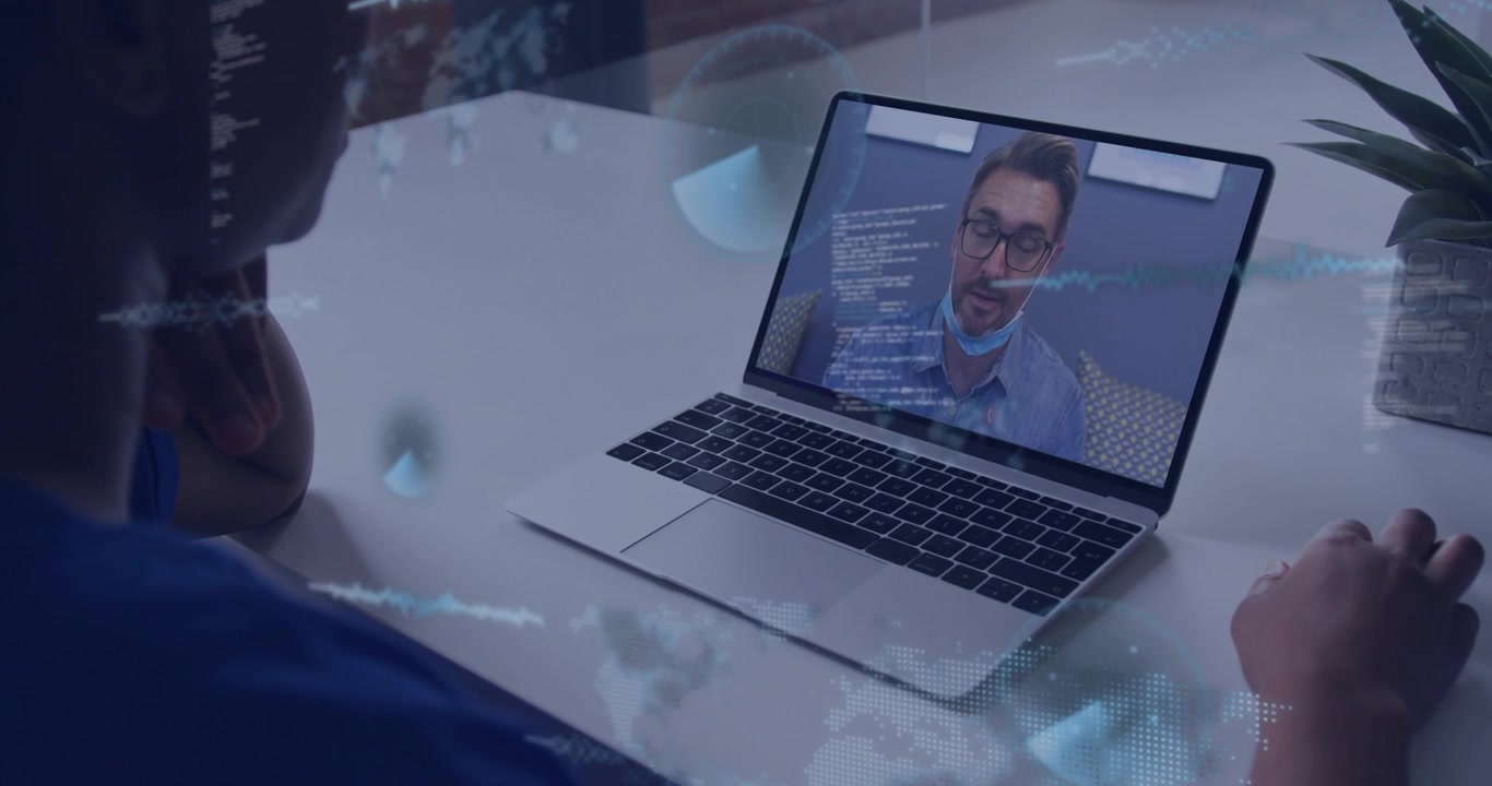 Frau beobachtet Laptop, während ein Tech-Profi spricht, Wellen und Code zur Analyse über dem Schreibtisch erzeugend.