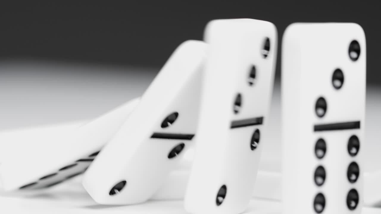 primer plano de fichas de dominó cayendo 08