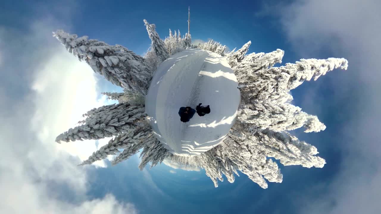 아름다운 겨울 숲을 고 있는 커플, 360v, 360v 영상, 작은 행성 효과