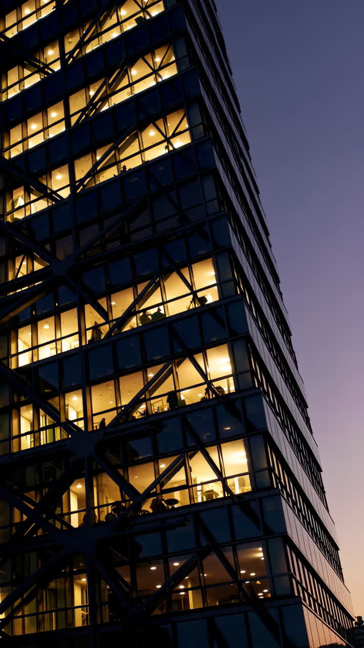 edificio de oficinas moderno por la noche