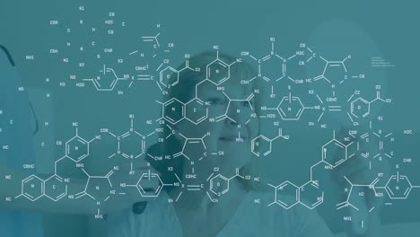 animación de la fórmula química sobre una mujer caucásica médico y paciente