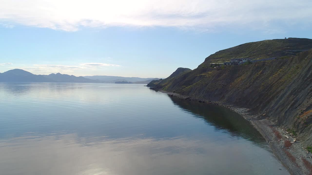 산악 절벽과 반사와 함께 해안 풍경