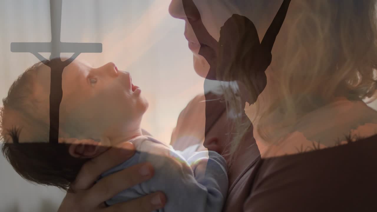 Donna che culla un neonato nella cameretta, avvicinandosi e tubando per il legame genitoriale, con una leggera sovrapposizione.