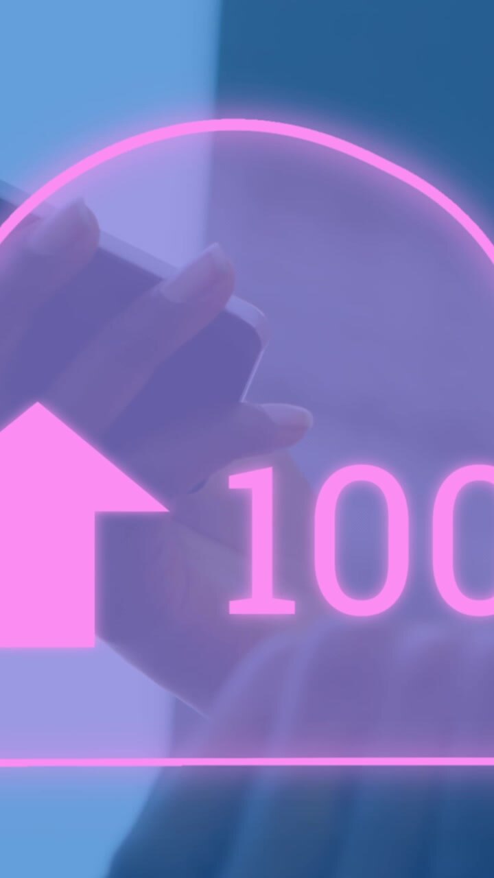 Animazione di una nuvola digitale con percentuale in aumento su un uomo che usa lo smartphone