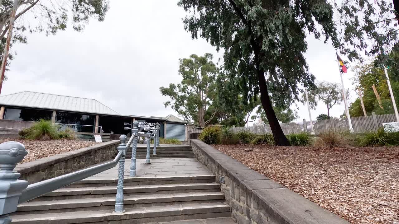 주권 언덕 박물관의 입구에 다가오고 있습니다.